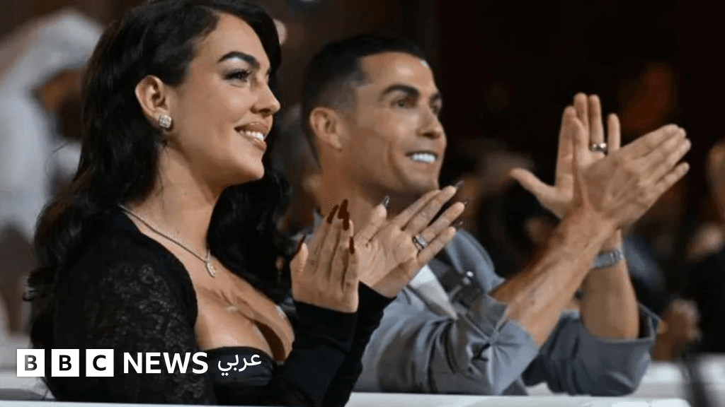 كريستيانو رونالدو وجورجينا رودريغيز يلتقطان صورة في حفل زفافهما