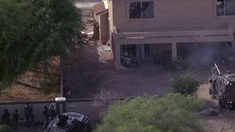 مشاهد جوية لمنزل محاصر في غلينديل بولاية كاليفورنيا