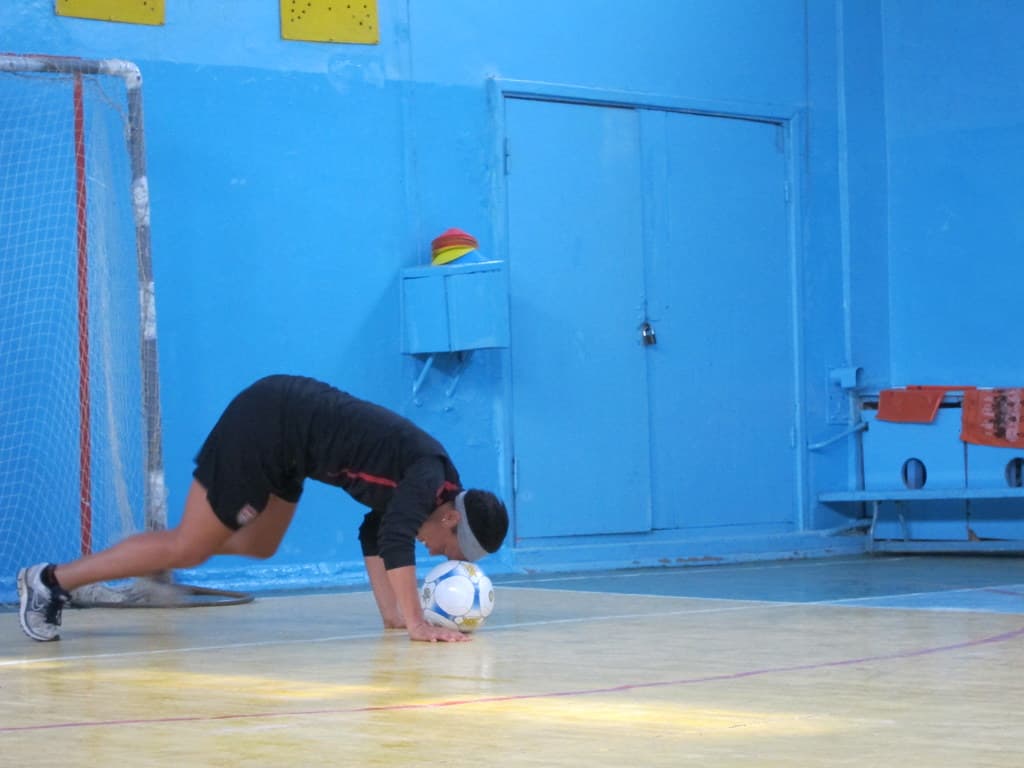 لاعب كرة قدم يرتدي قميص أرسنال وهو يركض في الملعب
