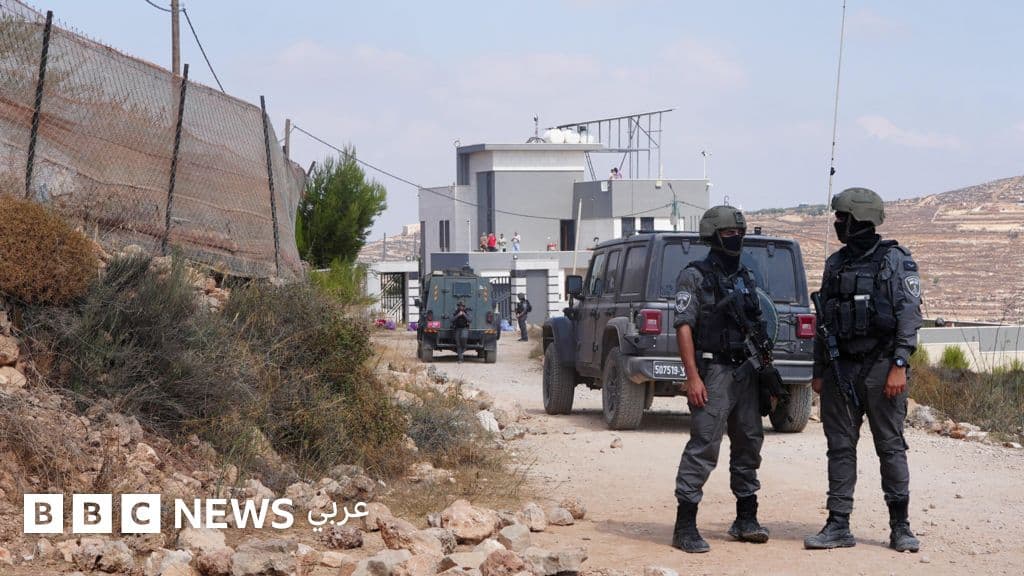 مستوطنون يحيطون بمنزلين فلسطينيين في قصرة