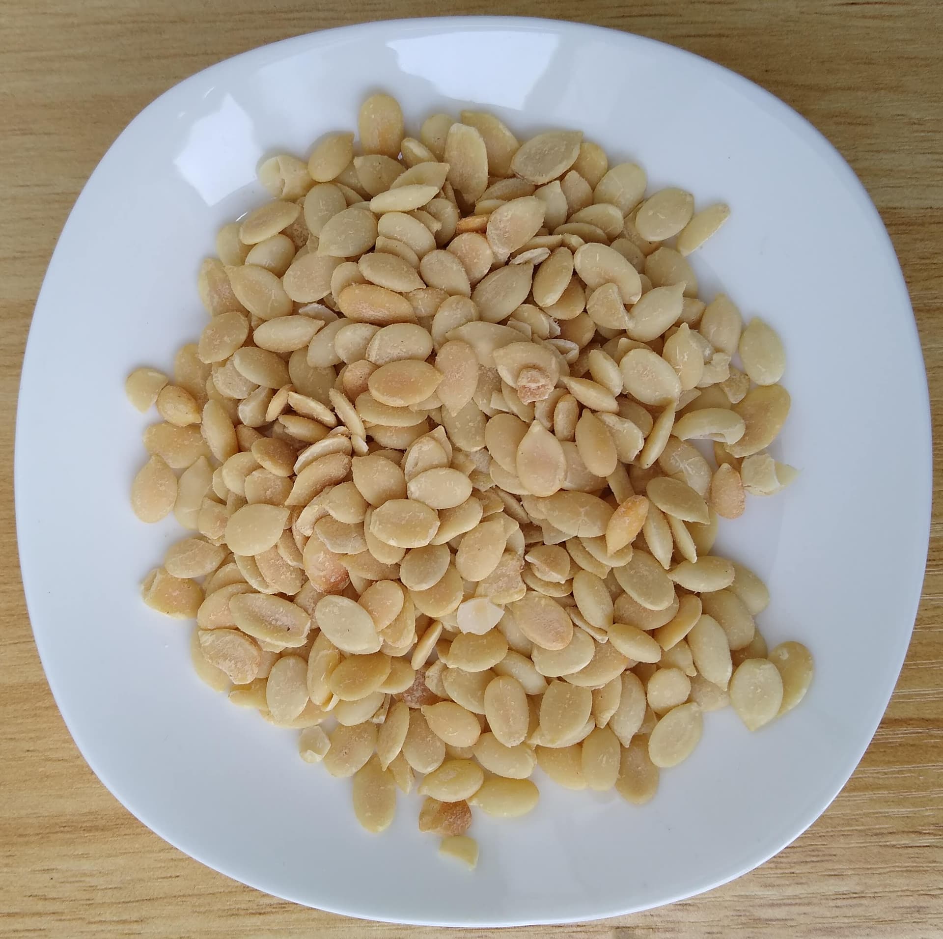 بذور بطيخ محمصة وزبدة فيها