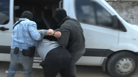 قوات الأمن الفيدرالي الروسية في عملية تفتيش بخيرسون