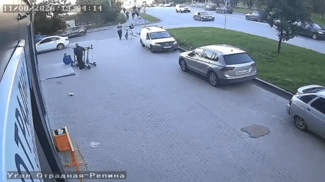 سيارة لامبورغيني تصطدم بشاب على شرفة في يكاتيرينبورغ