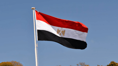 رموز القوات المسلحة الإيرانية والقوات الأمريكية في سياق التوترات الإقليمية