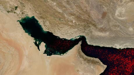 سفن تجارية تعبر مضيق هرمز