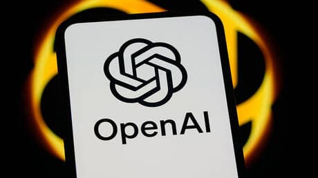 شعار شركة OpenAI مع خلفية تقنية