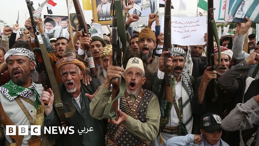 قوات حوثية ومركبة عسكرية على خلفية ساحل المخا اليمني