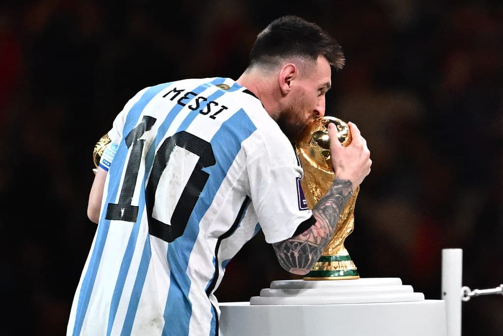 برونو فيرنانديز يحتضن كأس جائزة أفضل لاعب في إنجلترا