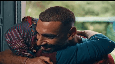 محمد صلاح يتناول الإفطار مع عائلة مشجعي طرابزون سبور في منزلهم