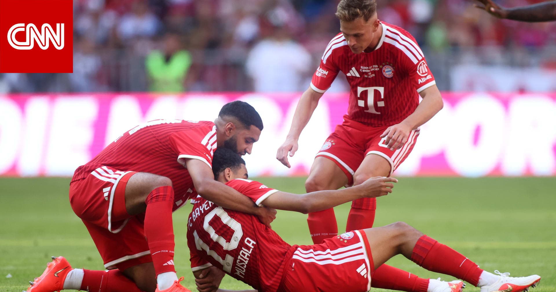 جمال موسيالا يتلقى علاجاً طبياً بعد سقوطه في الملعب