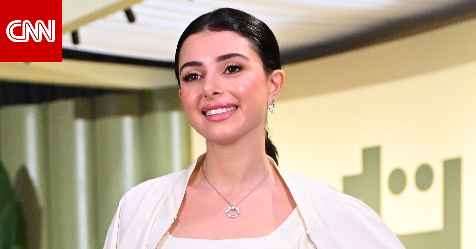 ماريتا الحلاني وشقيقتها دانا في صورة بالأبيض والأسود